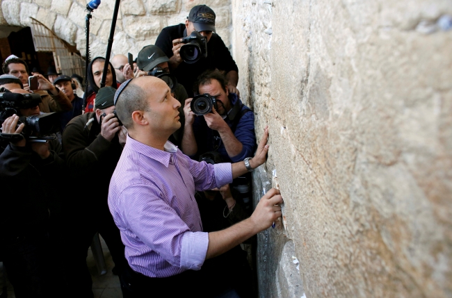 Bennett, Doğu Kudüs'ün Eski Şehir bölgesinde bulunan ve Yahudiler için kutsal mekan sayılan Ağlama Duvarı’nda. Fotoğraf: Reuters